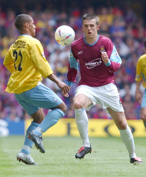Crystal Palace's Wayne Routledge (L) and