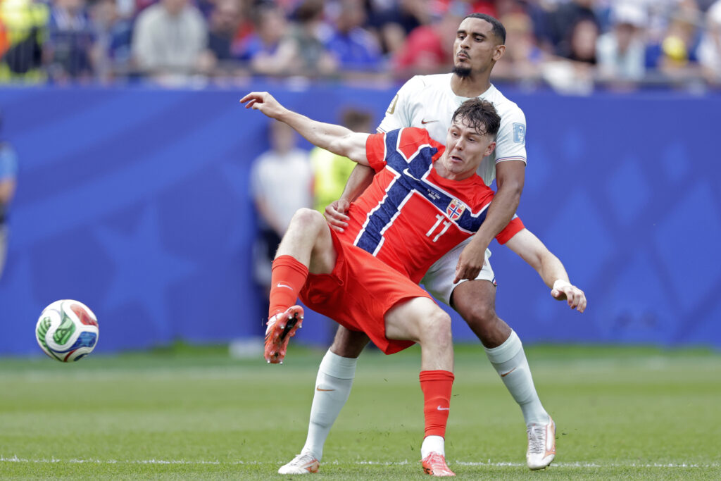 Maxence Lacroix challenges Jorgen Strand Larsen during a 2026 FIFA World Cup clash between Norway and France
