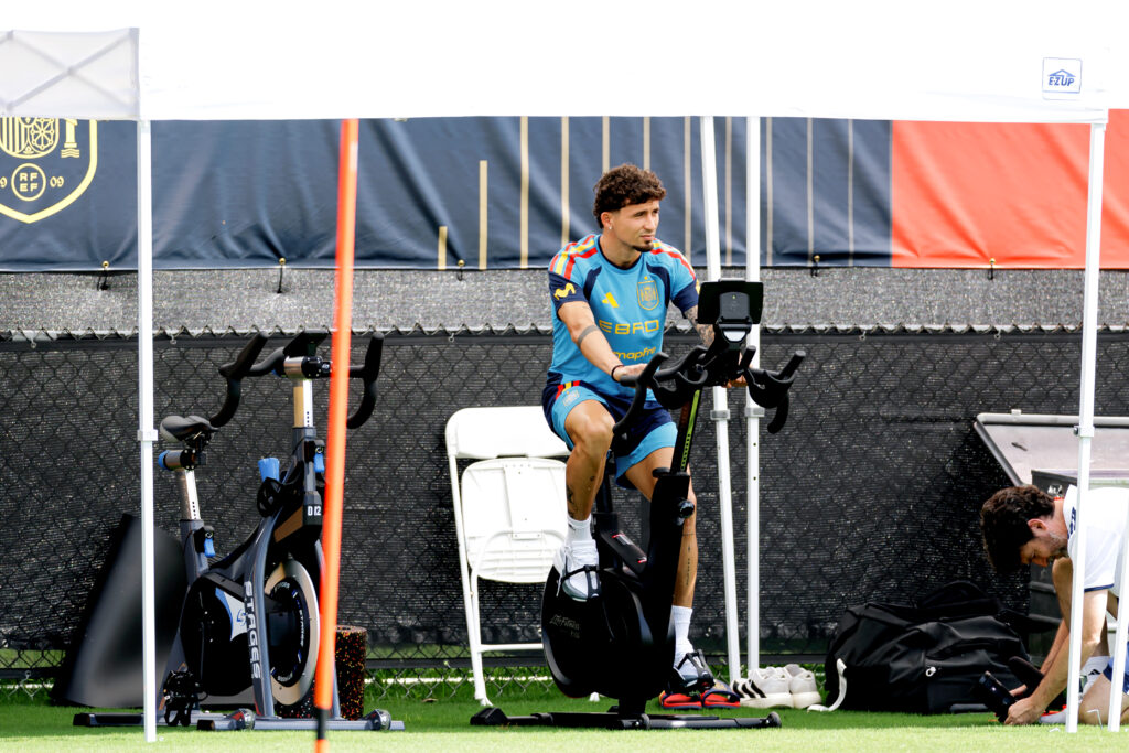 Yeremy Pino in training with Spain