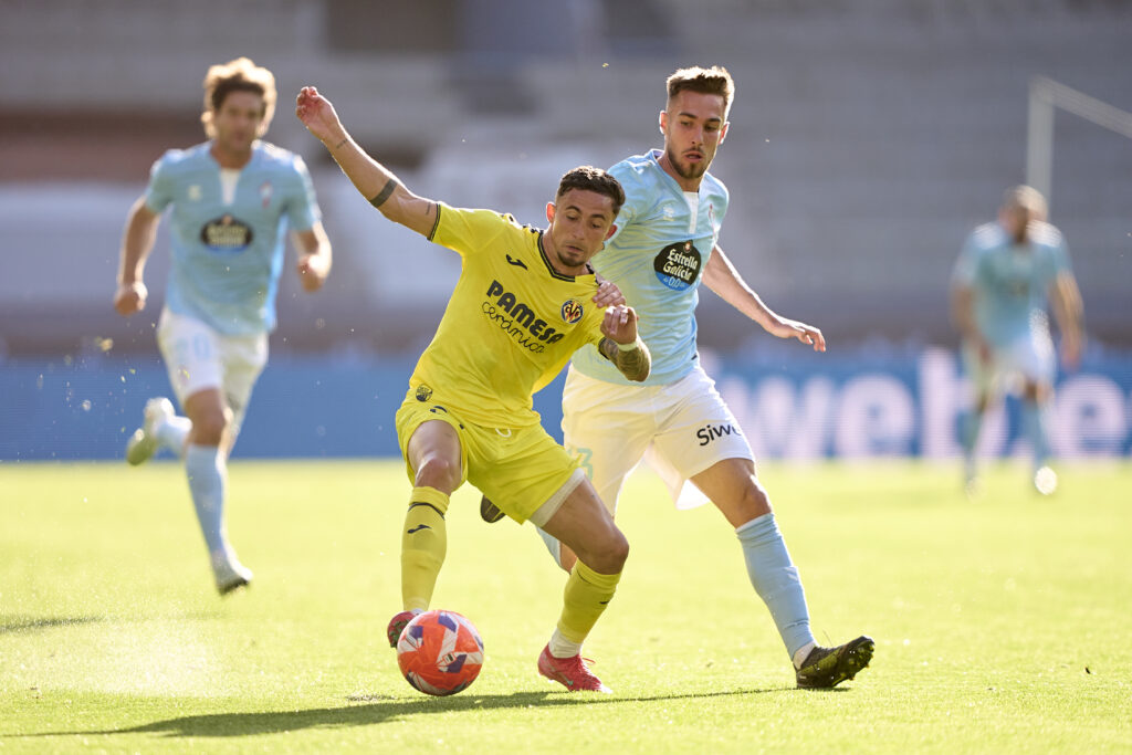 Yeremy Pino clashes with Oscar Mingueza: RC Celta de Vigo v Villarreal CF - La Liga EA Sports